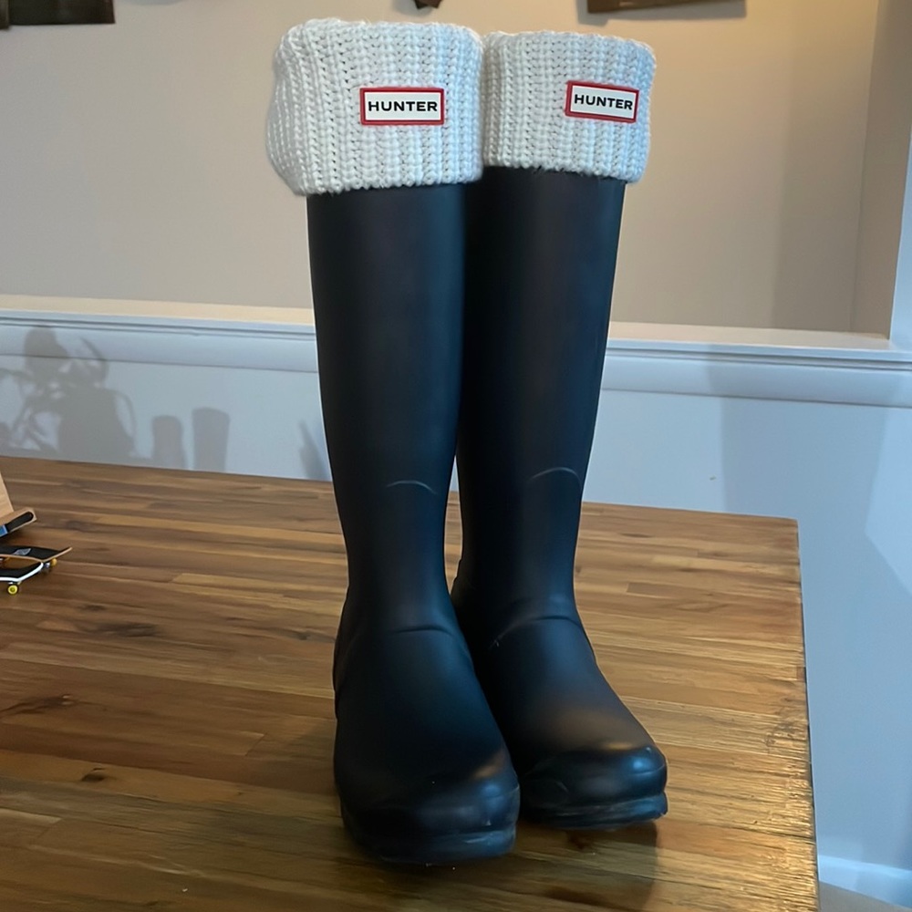 Tall Hunter Boots women’s size 8 Black w/ Hunter socks